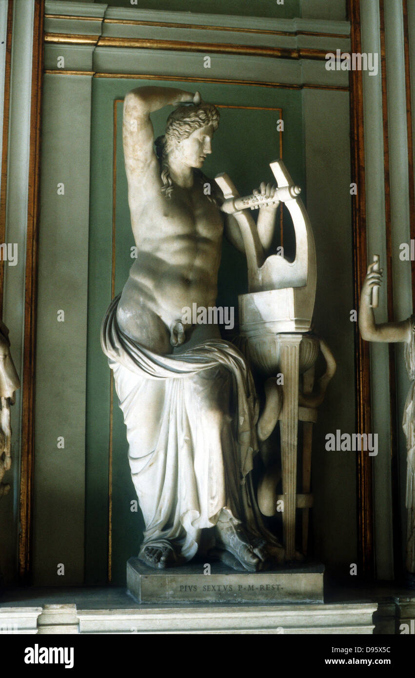 Apollo mit Lyra: In der griechischen Pantheon, der Gott der Musik, Poesie, Bogenschießen, Prophetie und Heilung und manchmal identifiziert mit der Sonne (Helios): Das Modell der männlichen Schönheit. Römische Marmorstatue Stockfoto