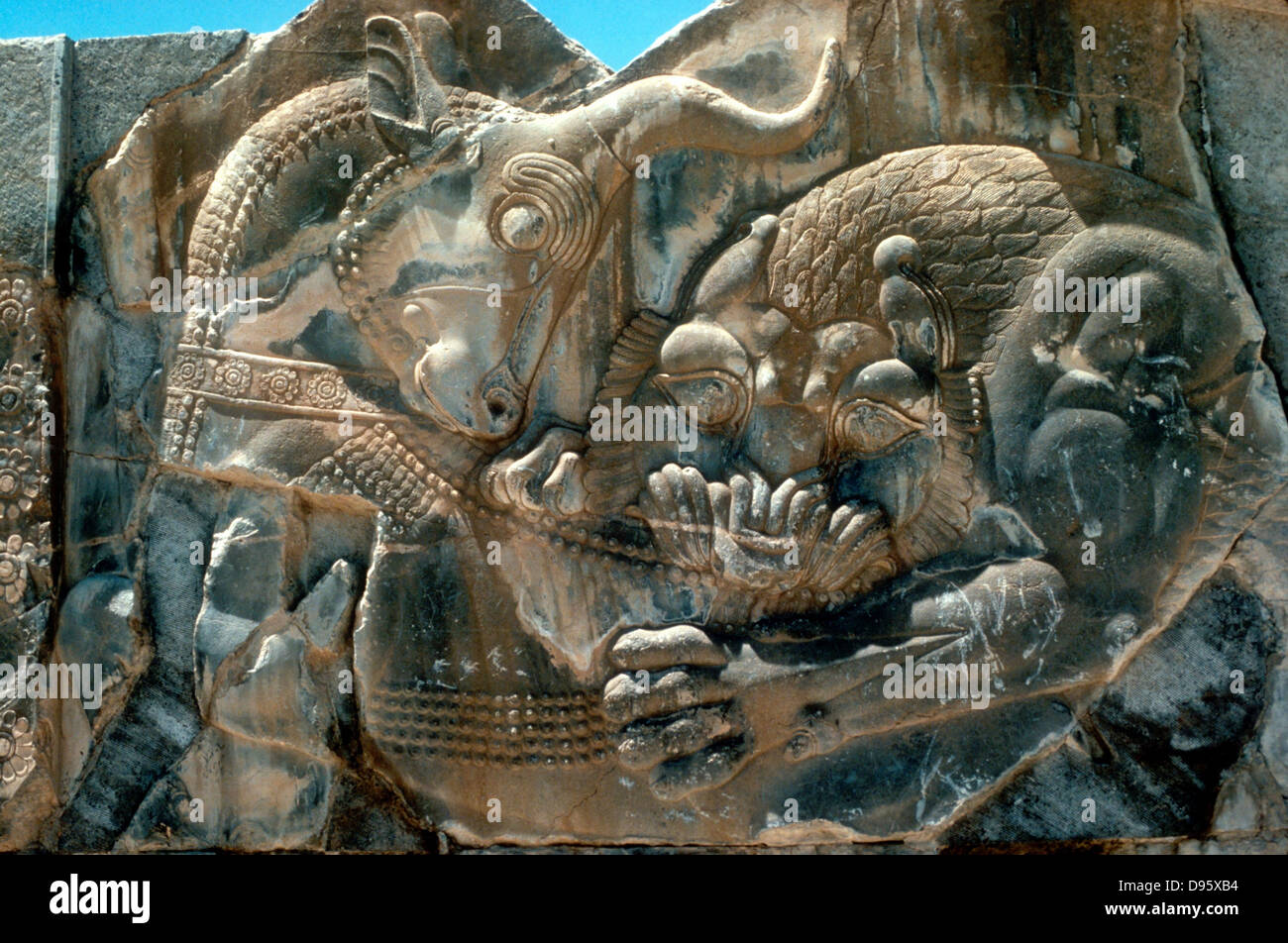 Stier und Löwe: Detail Schnitzen auf N Flügel E Treppe im Palast der Perserkönig Xerxes i. (486-465 v.) in Persepolis. Stockfoto
