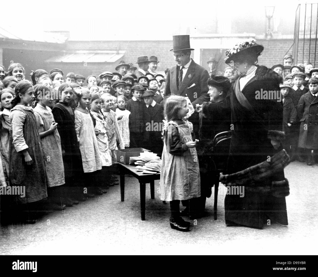 Lady Arthur Paget (1865-1919) American-born Englisch soziale Führer, Philanthrop und Krankenschwester, im Gespräch mit einem kleinen Schüler bei ihrem Besuch in der Charles Dickens School in East London, England, c 1914-1919. Foto. Stockfoto