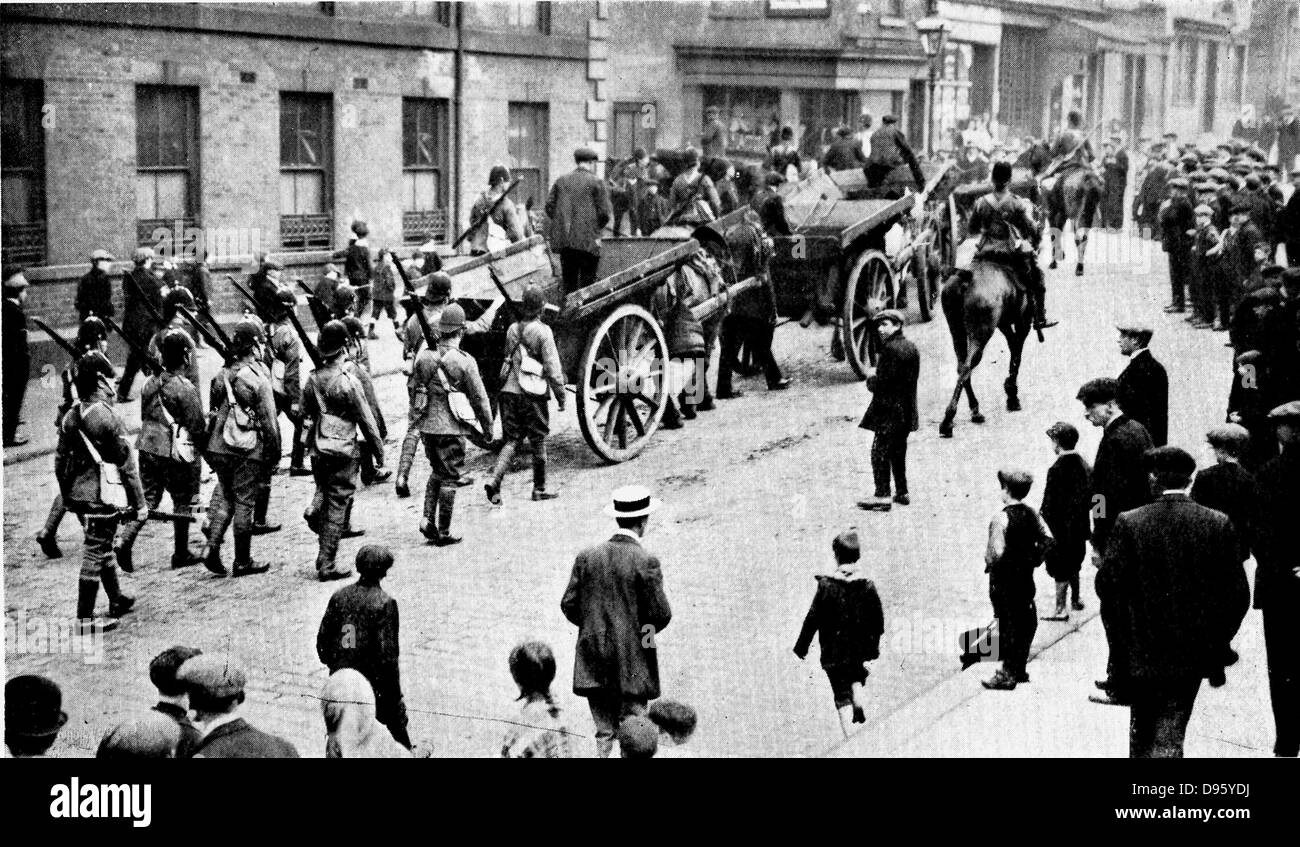 Bahn Streik, Großbritannien, 1911.  Soldaten in Sheffield eskortieren Kohle Wagen während des Streiks. Stockfoto