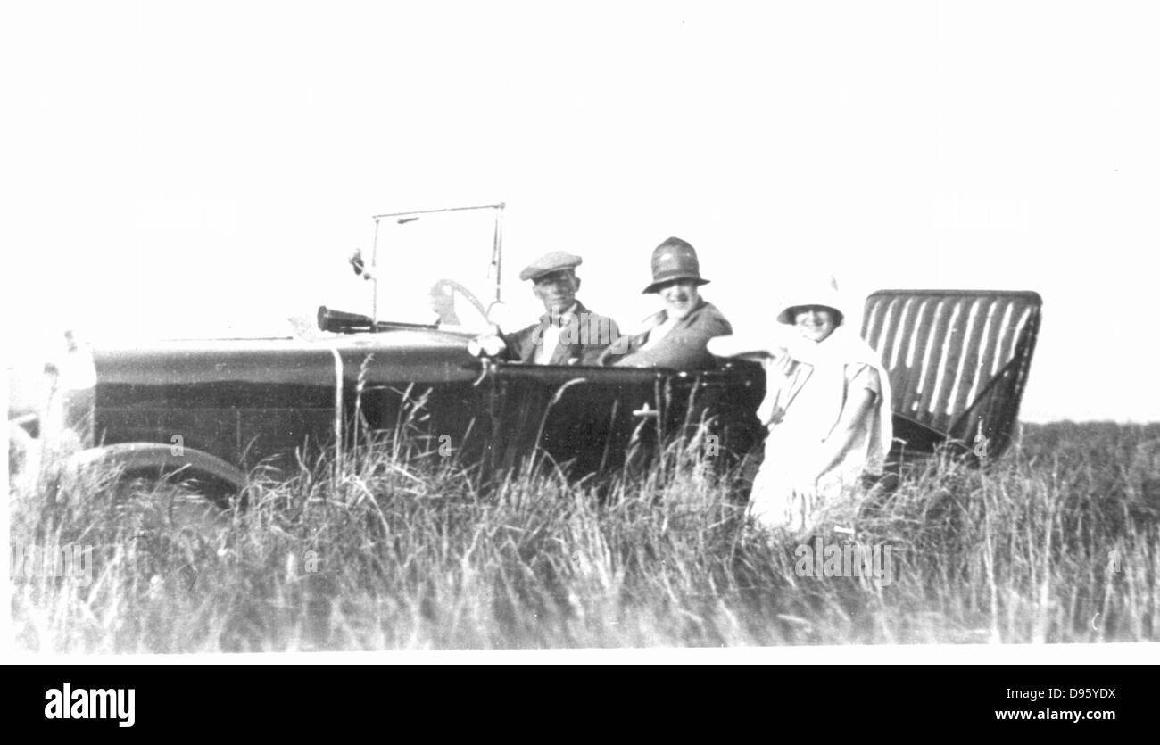 Familienausflug in einen Lee Francis Tourer, c1926. Stockfoto