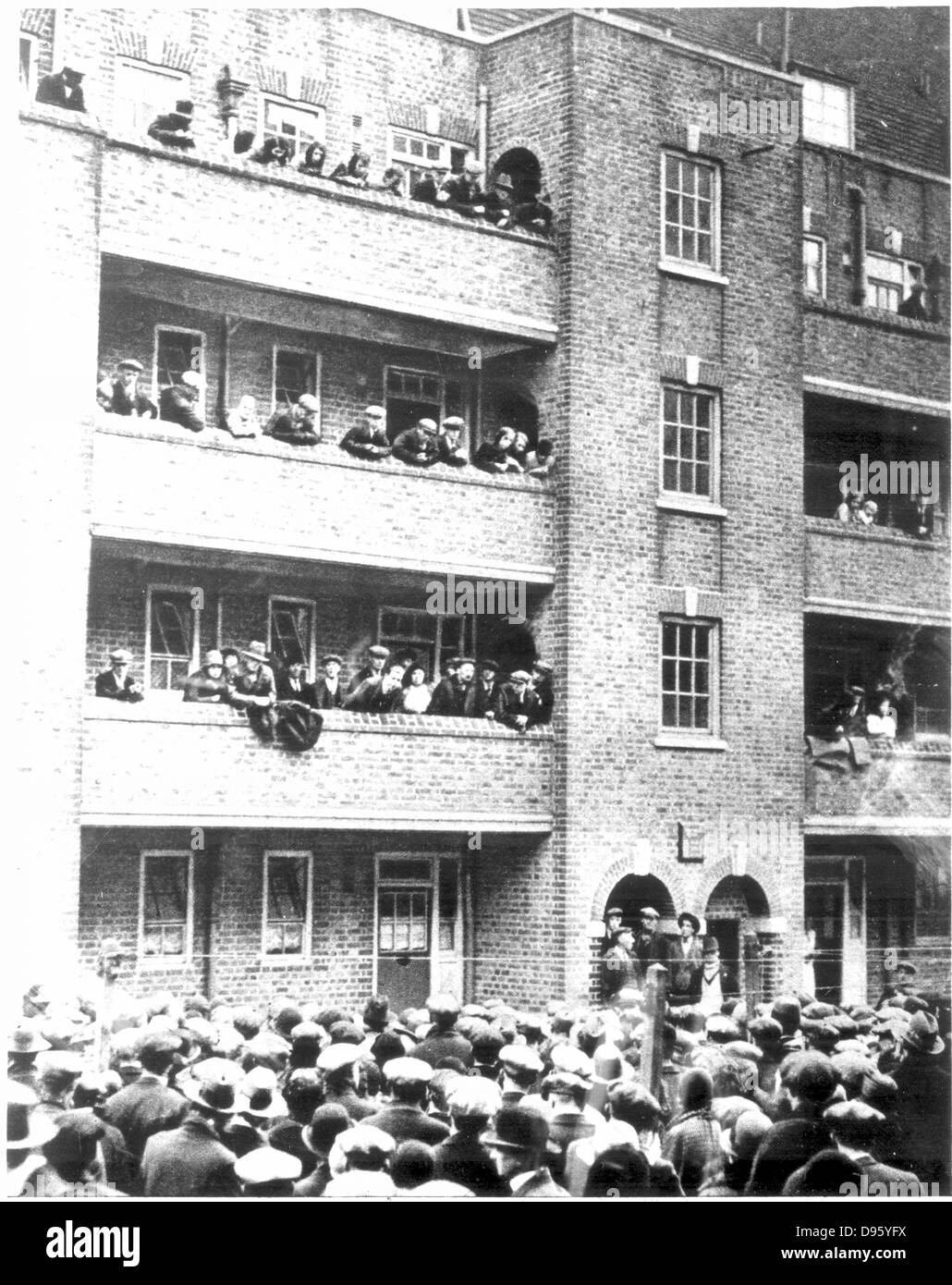 Härte während der Großen Depression in Großbritannien 1929-1936. Szenen in Peckham, London, 1931, als eine Reihe der Armen versahen zusammen mit Räumung für die Nichtzahlung der Rat Preise zu widerstehen. Stockfoto