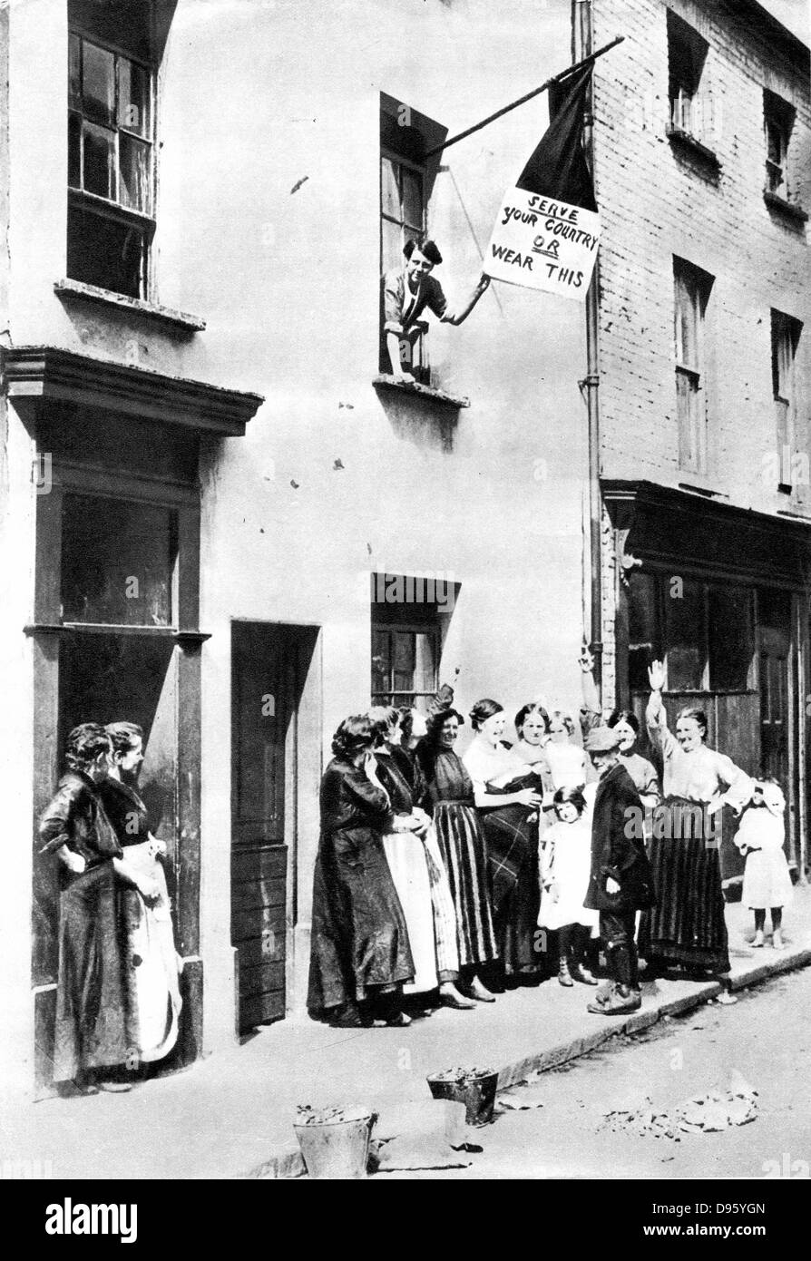 Weltkrieg - 1914-1918. Die Frauen der Arbeiterklasse zu Schanden Männer, die versuchen, in Freiwilligenarbeit für die Dienstleistungen, die mit der Drohung, sie Petticoats tragen. Stockfoto