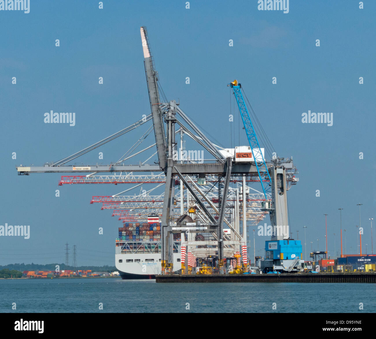 Southampton-Container-Hafen große Terminal handling Schiffe Krane Fracht Export Import riesig großen massiv hoch hoher Fluss-Test Stockfoto