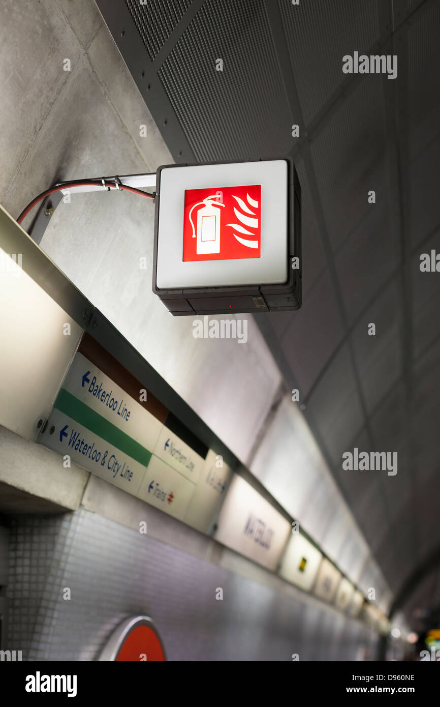 Feueralarm Punkt Zeichen auf einer Londoner u-Bahn Plattform, London, England Stockfoto