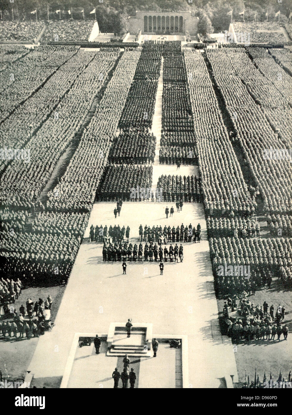 Inszenierte Nürnberg Rallye der NSDAP-Mitglieder angesprochen von Hitler (im Vordergrund) Stockfoto