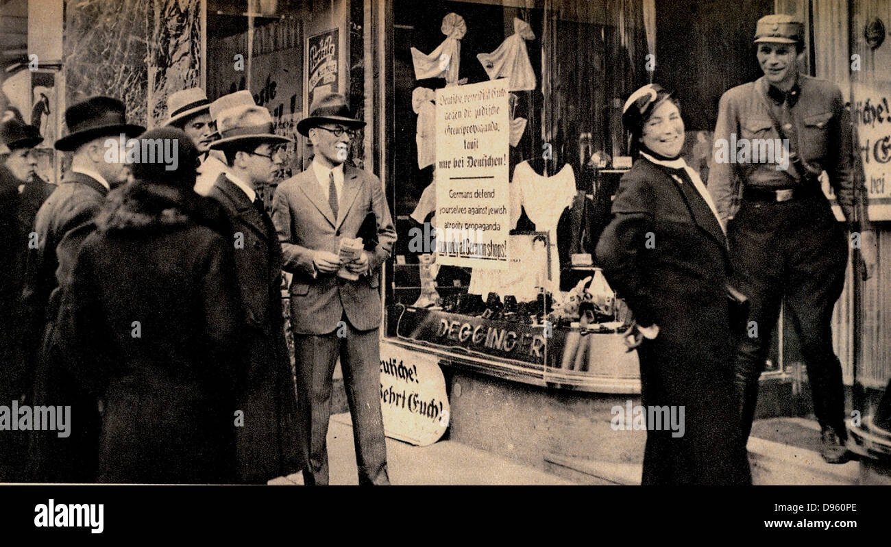 Antisemitismus in Deutschland c1936. Jüdischem Besitz Geschäft wird von Passanten boykottiert. Stockfoto