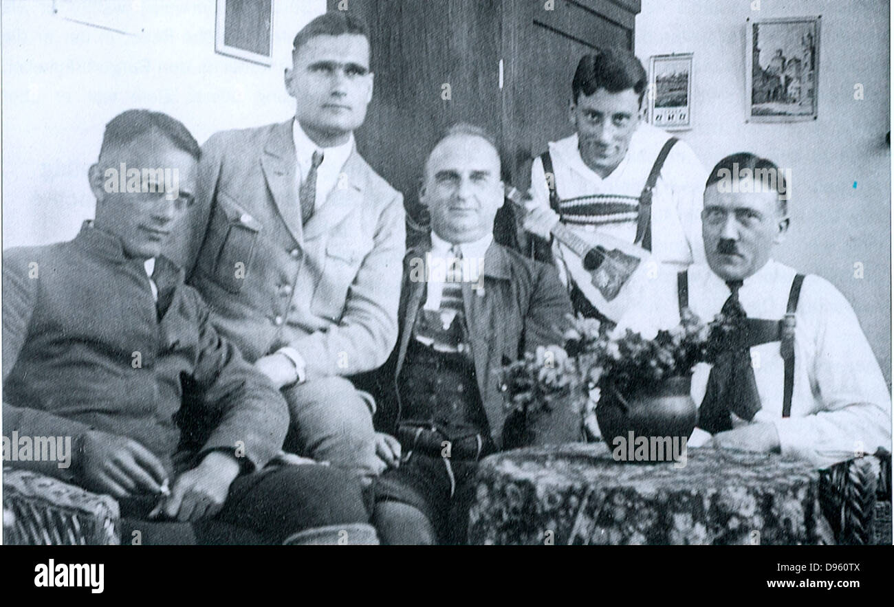 Adolf Hitler mit Nazi-Führern einschließlich Rudolf Hess, zweite von links, c1923. Stockfoto