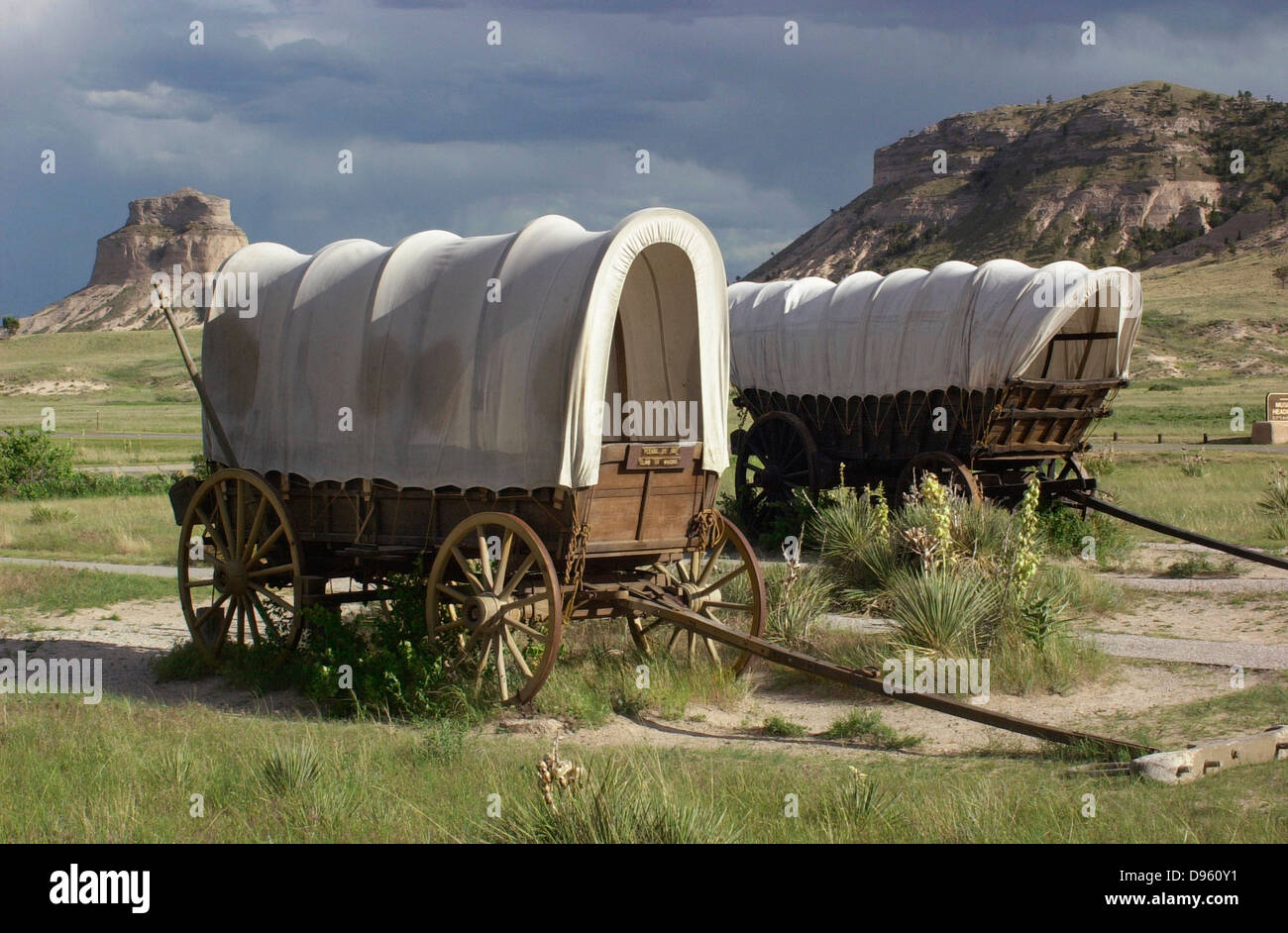 Restaurierten Planwagen (Conestoga wagon hinten), bei Scotts Bluff National Monument auf dem Oregon Trail in Nebraska. Digitale Fotografie Stockfoto