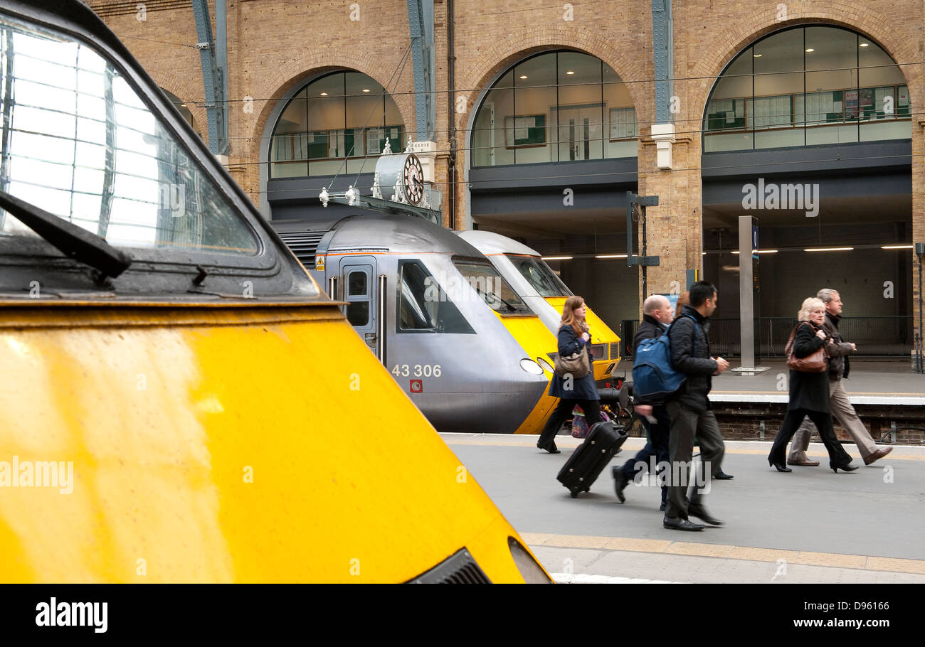 Vorderseite des high-Speed-Züge in East Coast Züge Livree und Passagiere am Bahnhof Kings Cross Railway, London, England. Stockfoto