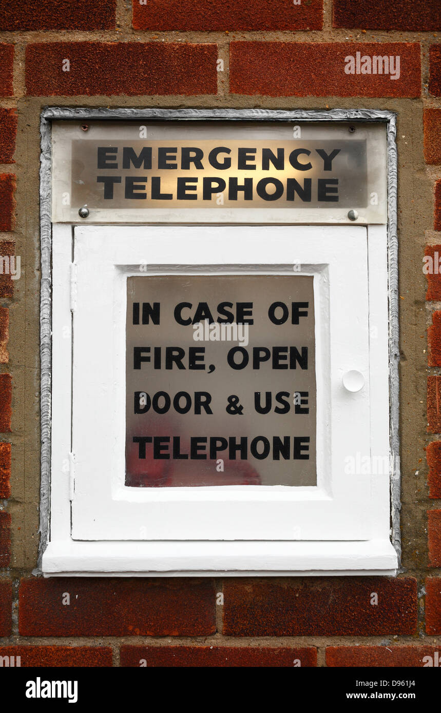Notruftelefon in der Wand des örtlichen Feuerwehrhaus am Heacham, Norfolk. Stockfoto