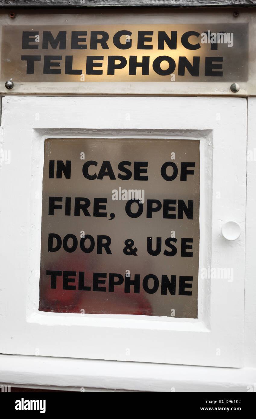Notruftelefon in der Wand des örtlichen Feuerwehrhaus am Heacham, Norfolk. Stockfoto