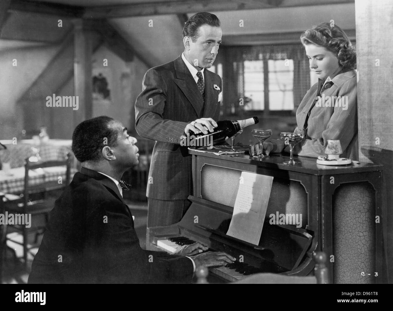 Ingrid Bergman (1917-1982), schwedischer Film- und Theaterschauspielerin, mit Humphrey Bogart (1899-1957) und Louis (satchmo) Armstrong (c) 1898-1971. Noch von "Casablanca", 1942. Basierend auf Play" Alle in Rick's" von Murray Burnett und Joan Alison. Stockfoto