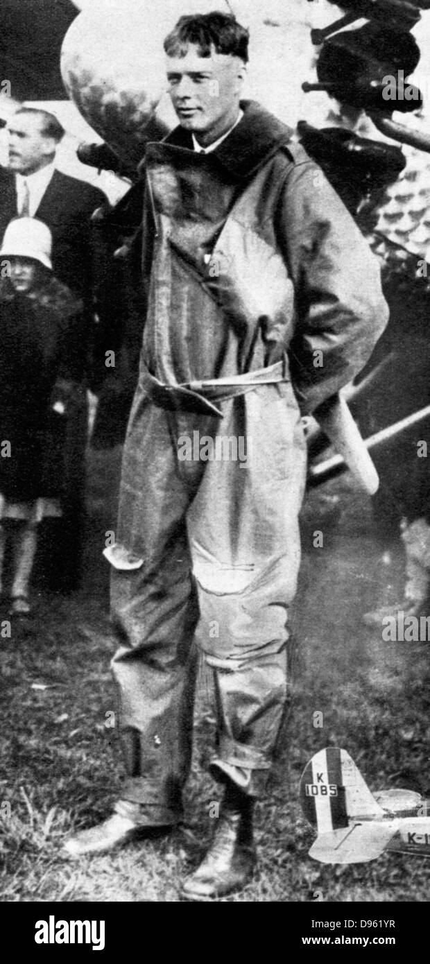Charles Lindbergh (1902-1974) in seinem fliegenden Kit stehend von "Geist von Saint Louis", die Ebene, in der er die erste nicht-Atlantic air crossing Stopp: 20./21. Mai 1927. In Le Bourget Airdrome, Paris landete, nach einem Flug von 33,5 Stunden. Stockfoto