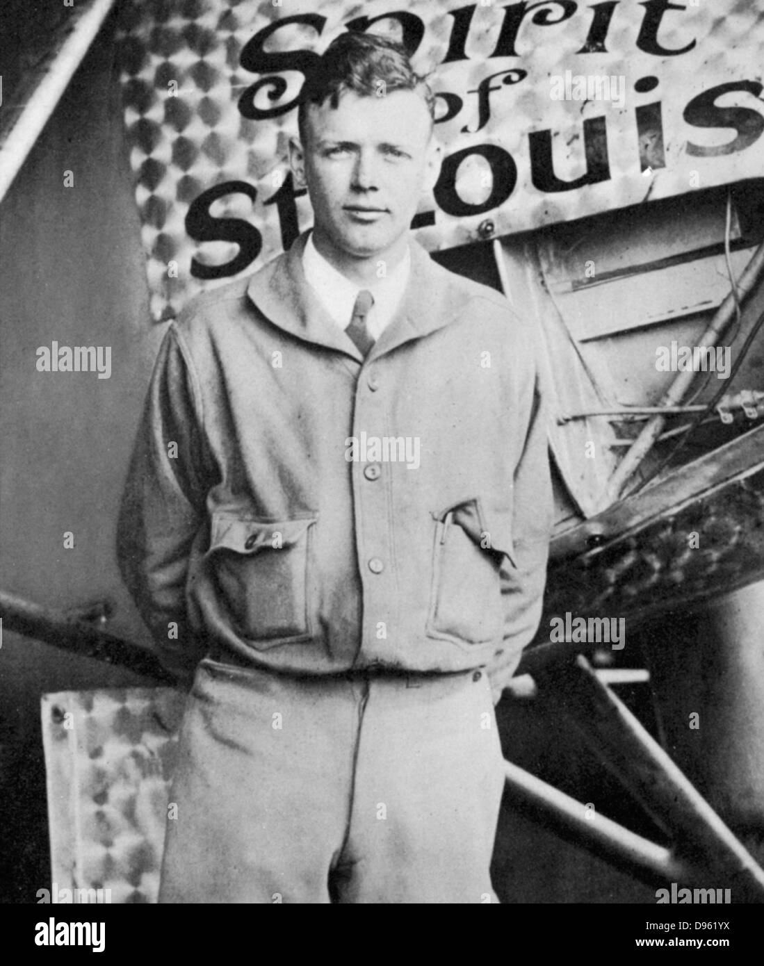 Charles Lindbergh (1902-1974) in seinem fliegenden Kit stehend von "Geist von Saint Louis", die Ebene, in der er die erste nicht-Atlantic air crossing Stopp: 20./21. Mai 1927. In Le Bourget Airdrome, Paris landete, nach einem Flug von 33,5 Stunden. Stockfoto