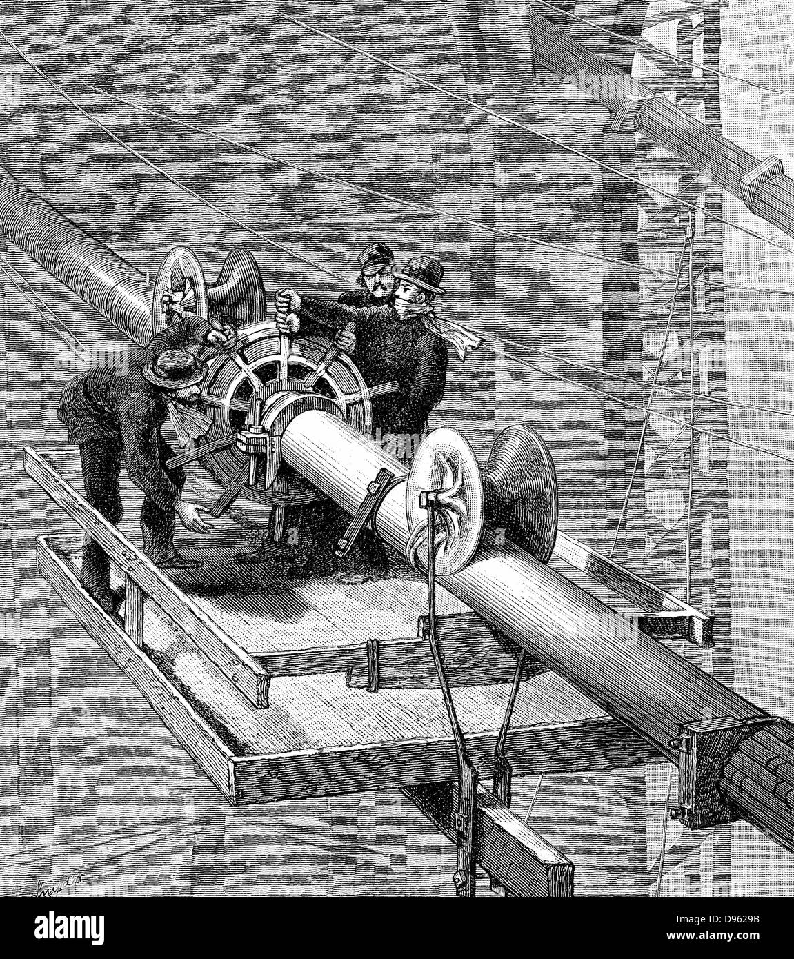 Brooklyn Suspension Bridge, New York: Kabel wickelt sich um die Seilzüge zur Aufhängung, die jeweils mehr als 5.000 einzelne Strähnen gemacht wurde. Holzstich veröffentlicht 1883, das Jahr, in dem die Brücke eröffnet. Konzipiert und von JA Roebling und sein Sohn WA Roebling gebaut. Stockfoto