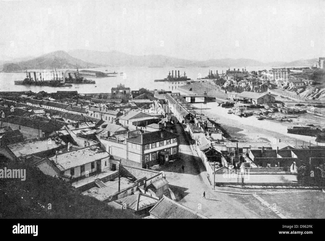 Russo-Japanischen Krieg 1904-1905: Ansicht von Port Arthur wenige Tage vor seinem Untergang zeigt gestrandet russischen Schlachtschiffe, Juli 1904. Stockfoto
