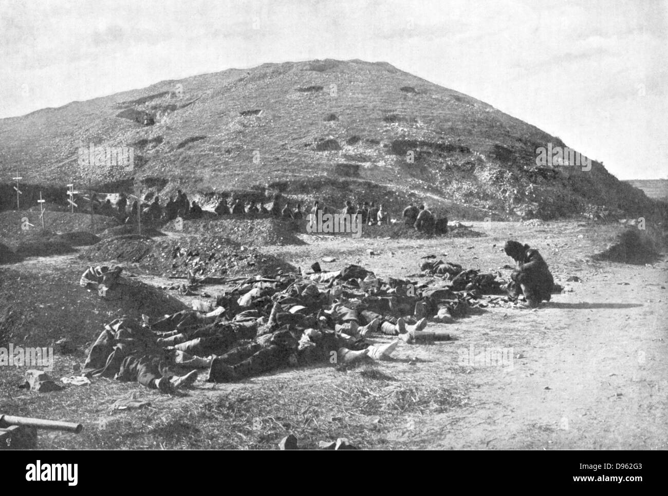 Russisch-japanische Krieg 1904-1905: 203 Meter Hügel am Tag ihrer Aufnahme durch die Japaner. Russische Soldaten sammeln von Patronen aus den Toten vor dem Vergraben, November 1904 Stockfoto