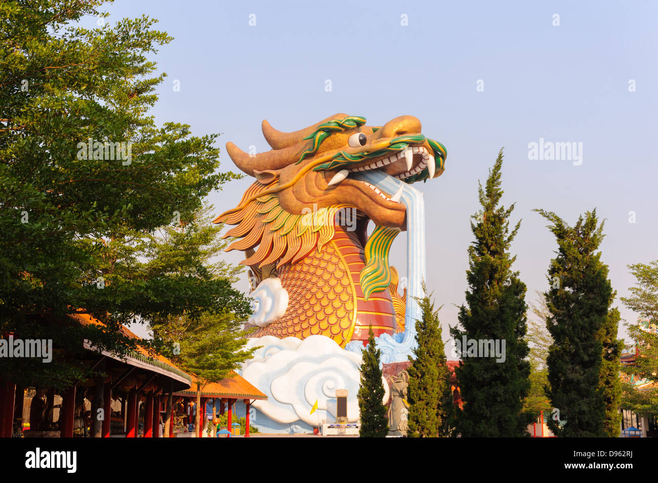 Kopf-Statue Drachen im Schrein Park, Suphan Buri, Thailand. Stockfoto