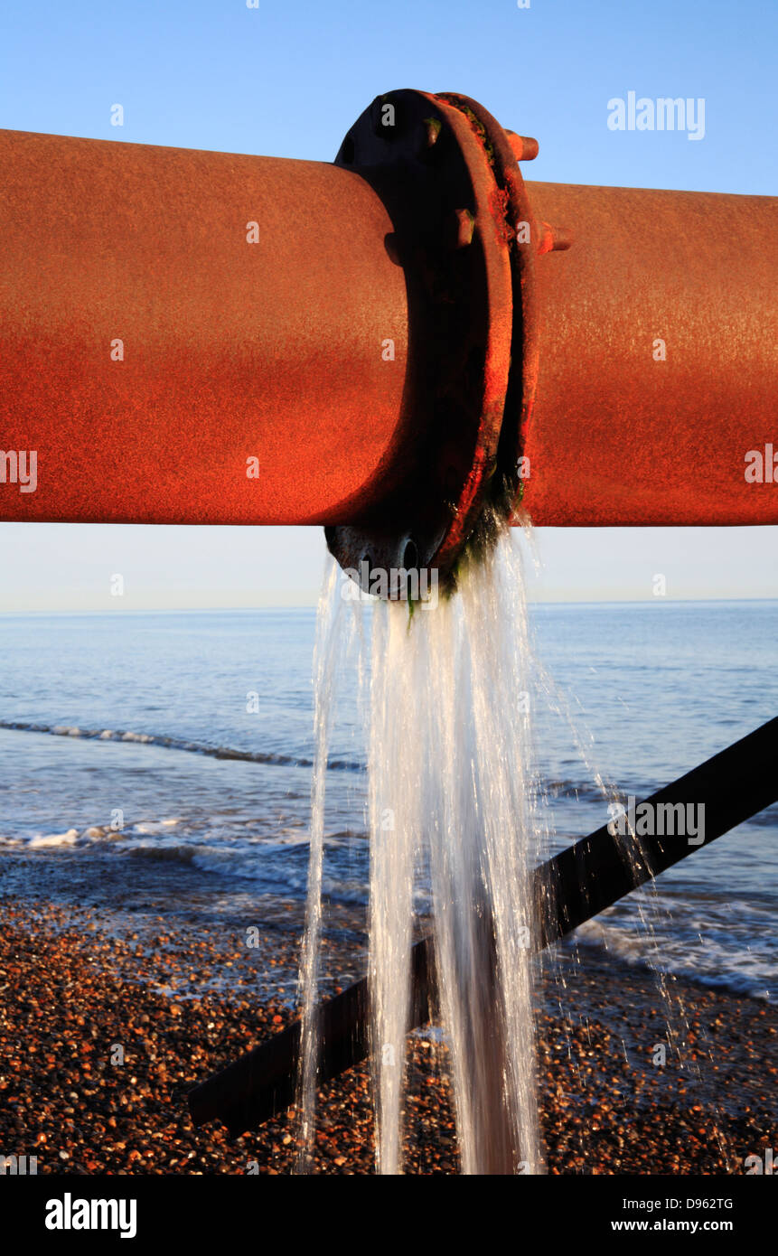 Ein undichter Flansch in eine frische Wasserpfeife Mündung ins Meer. Stockfoto