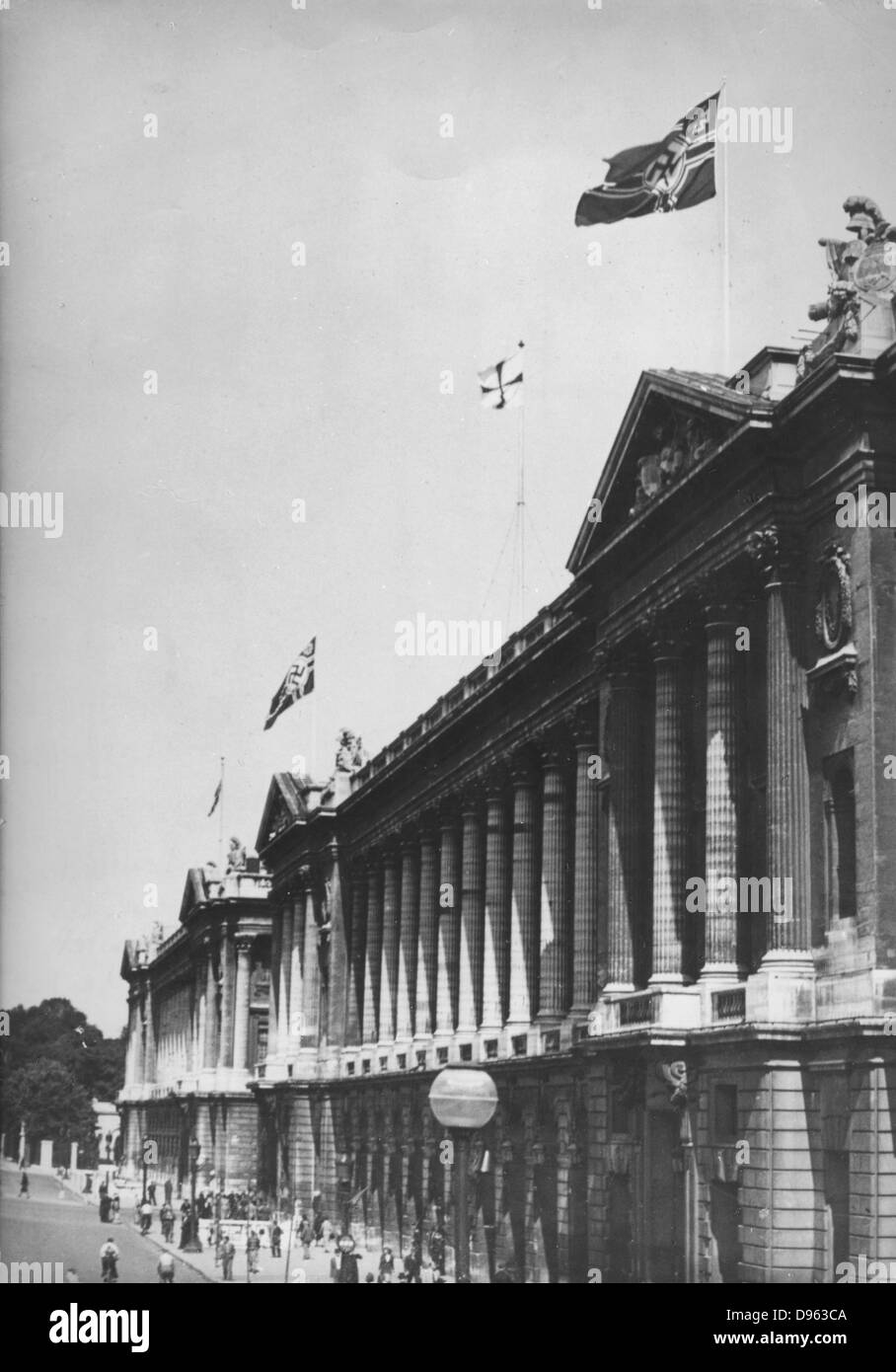 Weltkrieg 2: Besetzung von Paris durch die deutschen Invasoren. Die NS-Flagge über den Dienst der Marine Gebäude, Place de la Concorde, Juli 1940 fliegen. Stockfoto