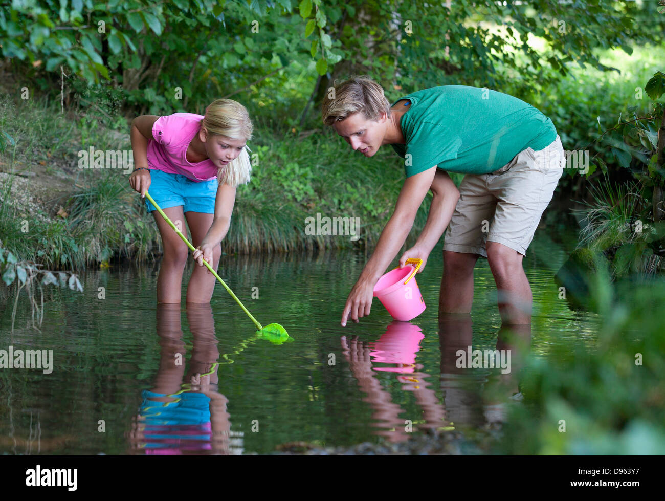 Österreich, Freunde mit Fischernetz im stream Stockfoto