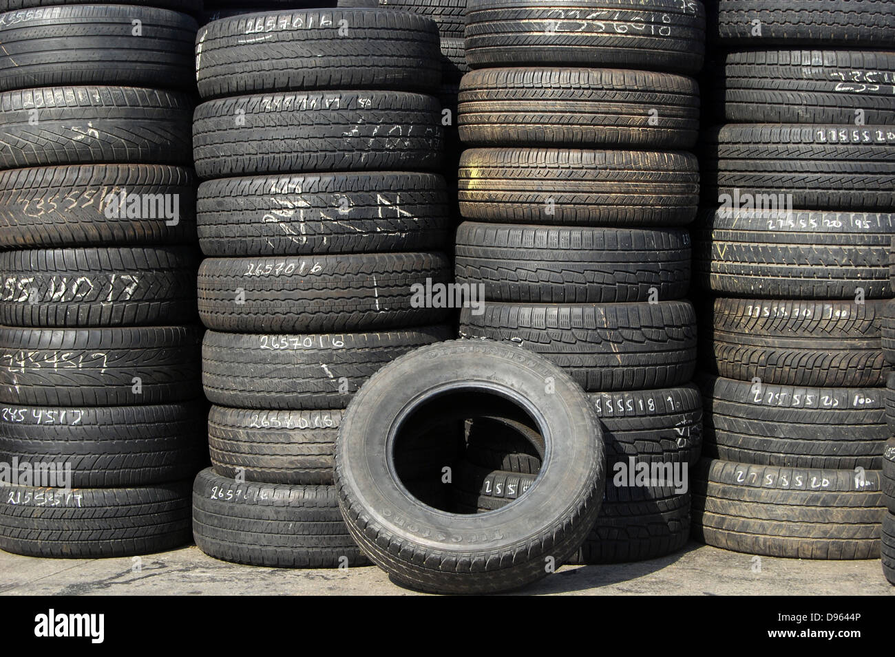 Reifen für den Verkauf in einem Reifenshop in Woodside, Queens, New York  City Stockfotografie - Alamy