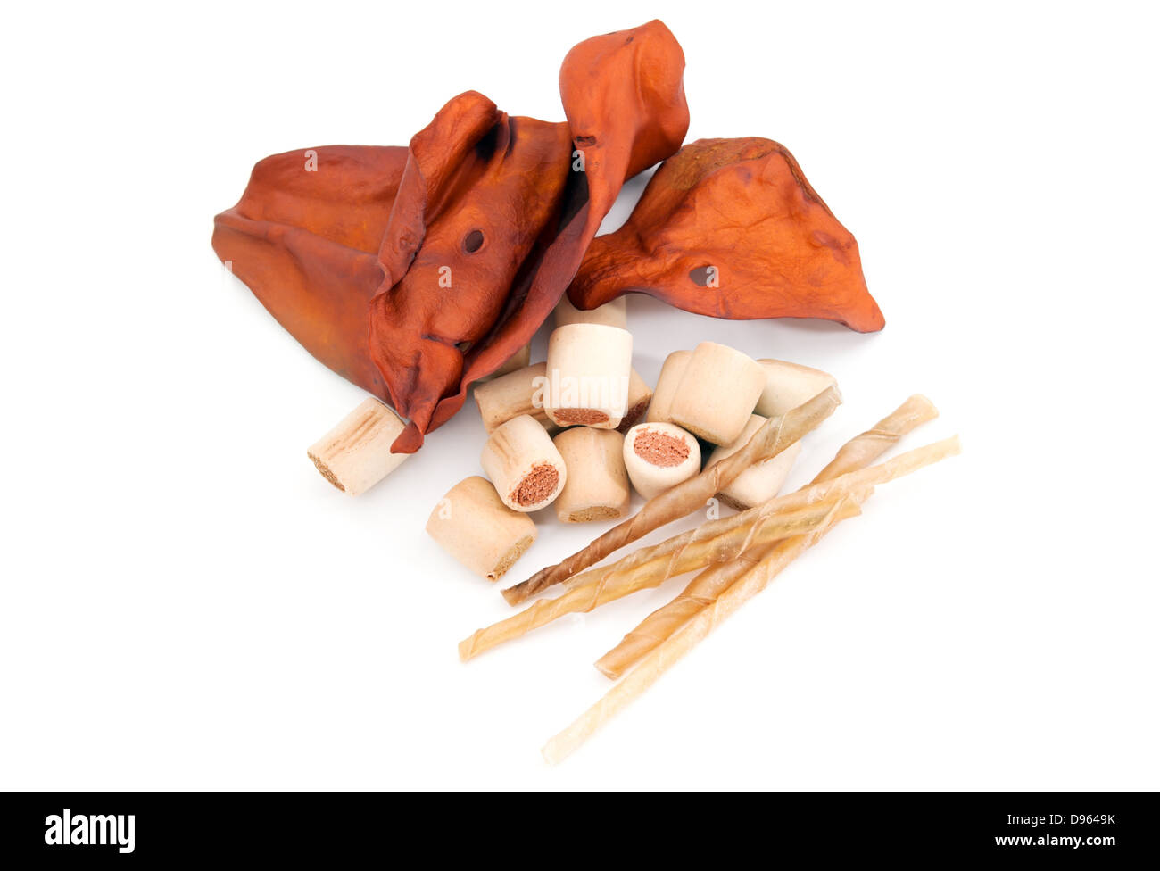 trocken Sie Leckereien wie Schweinefleisch Ohren, Sticks, Kauartikel für Hunde über weiß Stockfoto