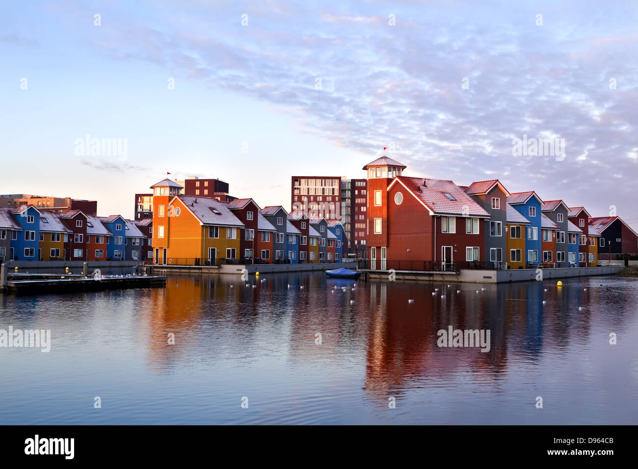 bunte Gebäude auf dem Wasser im Reitdieohaven in Groningen, Niederlande Stockfoto