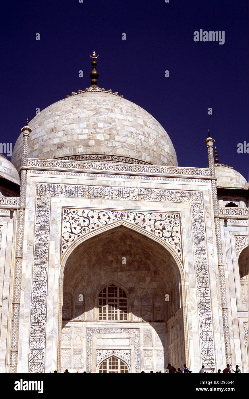 Taj Mahal, Agra, Indien. Mausoleum gebaut in 1632-1654 von Shah Jahan (1592-1666) Moghul Kaiser 1627-1658, für seine Frau Arjumand Banu Begam (d 1631) genannten Mumtaz Mahal (Liebling der Palast). Stockfoto