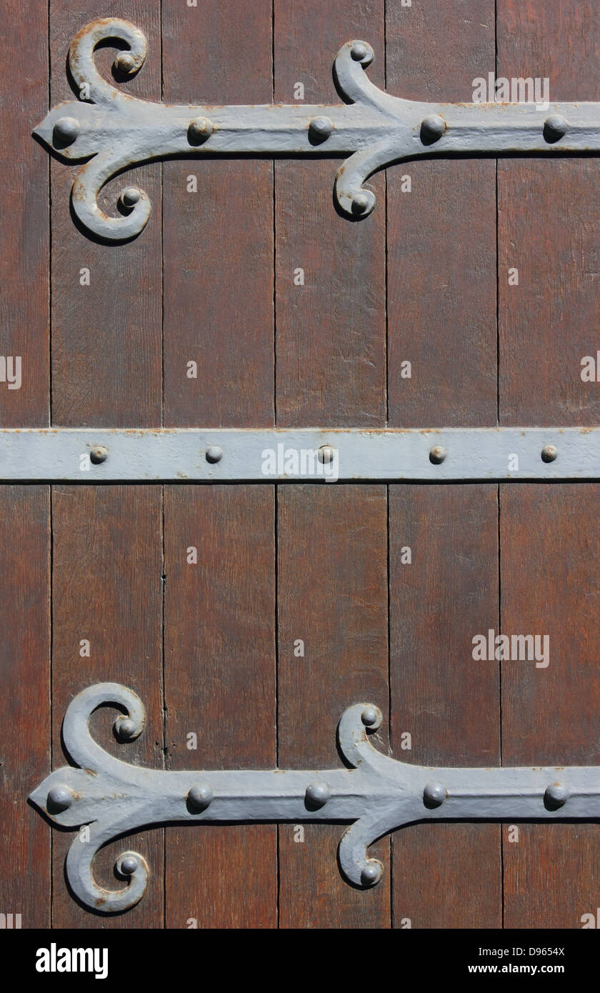 Antike Tür Hintergrund mit massiven Metallscharniere in Brügge, Belgien. Stockfoto