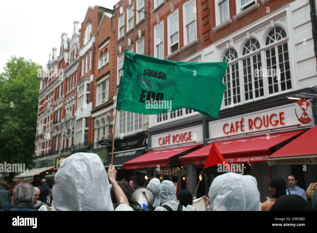 London, UK. 12. Juni 2013. SmashEDO und entwaffnen DSE inszeniert einen kleinen Protest um zentrale London Credit: Mario Mitsis / Alamy Live News Stockfoto