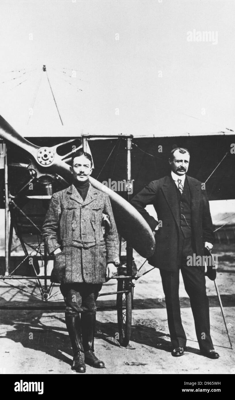 Louis Bleriot (1872-1936), französischer Pilot und erste Mann im Englischen Kanal in einem Flugzeug zu überqueren, Juli 1909. Mit ihm ist die französische Air Ace Adolphe Pegoud, die während des Ersten Weltkrieges getötet wurde, Stockfoto