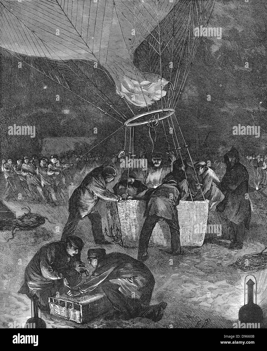 Ballon aufstieg vom Gare du Nord, Paris, nachts, entsendet aus der belagerten Stadt während des Deutsch-Französischen Krieges zu tragen. Im Vordergrund Männer sind Abholung Korb der Brieftauben, die vom Ballon aus der Stadt nehmen würde und das wäre mit Nachrichten veröffentlicht werden zurück nach Paris zu nehmen. Holzstich London, 1871 Stockfoto