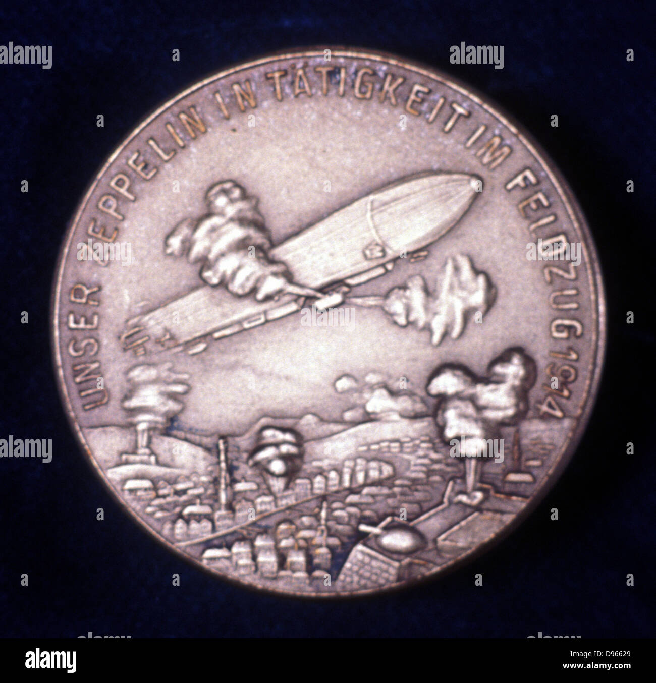 Zeppelin Luftschiff in Aktion während des Ersten Weltkrieges Rückseite der Medaille zum Gedenken an Ferdinand Graf von Zeppelin (1838-1917), deutscher Offizier in der Armee. Stockfoto