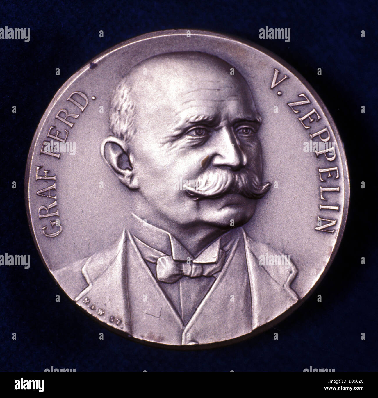 Ferdinand Graf von Zeppelin (1838-1917), deutscher Offizier in der Armee: Luftschiffe (luftschiffe). Portrait von Vorderseite Gedenkmedaille. Stockfoto