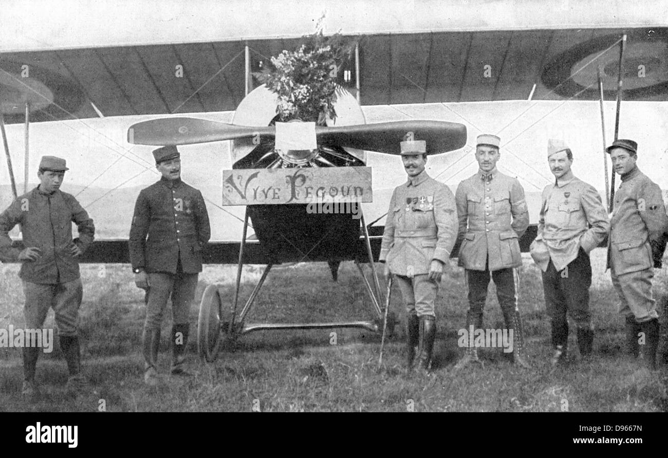 Die französische Air Ace Adolphe Pegoud, 4. von rechts, vor seinem Flugzeug am Tag, wenn Kollegen ihn mit einem Blumenstrauß in der Feier seines neuesten Citation vorgestellt. Getötet Aktion 1915. Ersten Weltkrieg Stockfoto