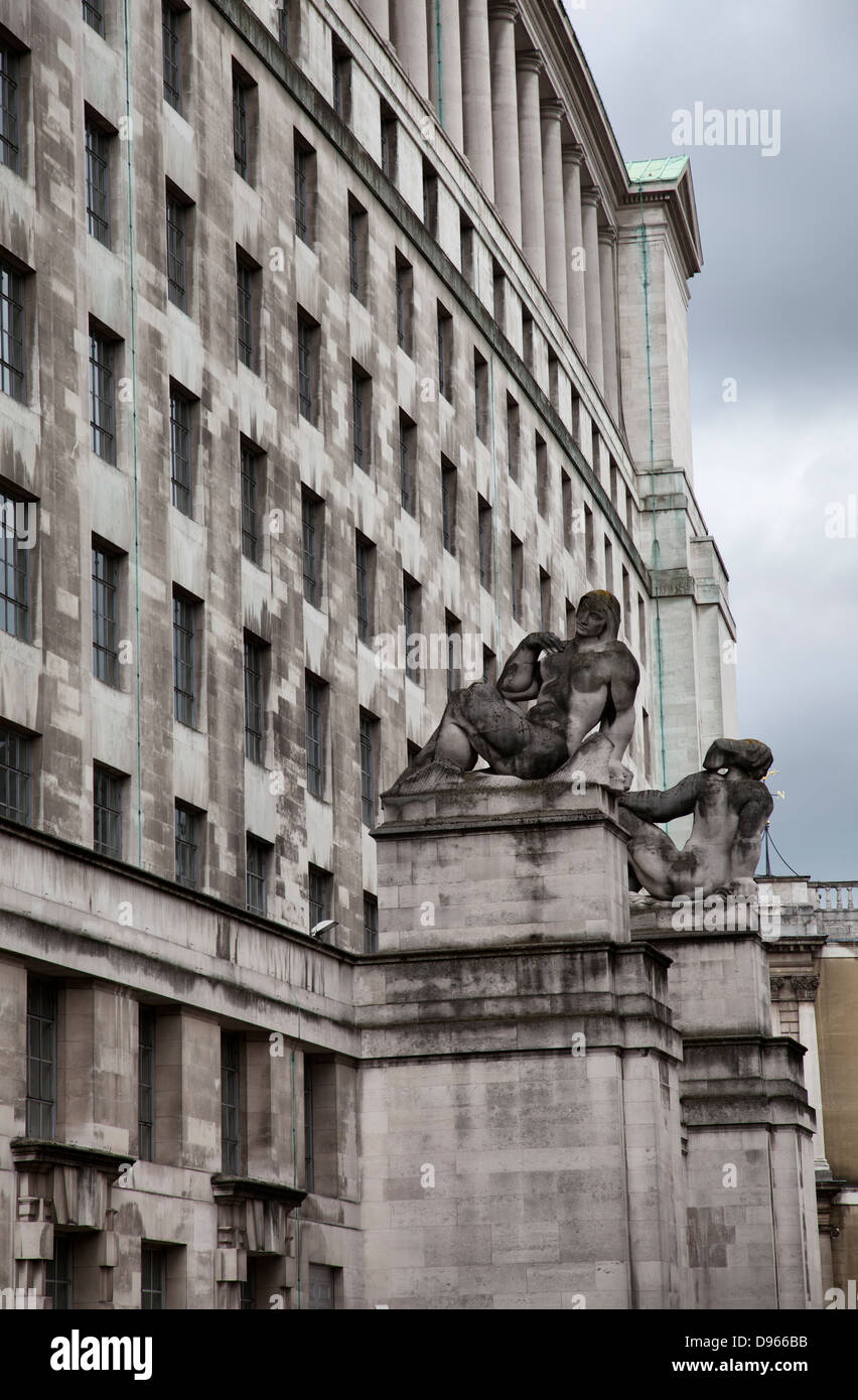 Ministerium der Verteidigung MOD Gebäude Statuen aus Whitehall in London UK Stockfoto