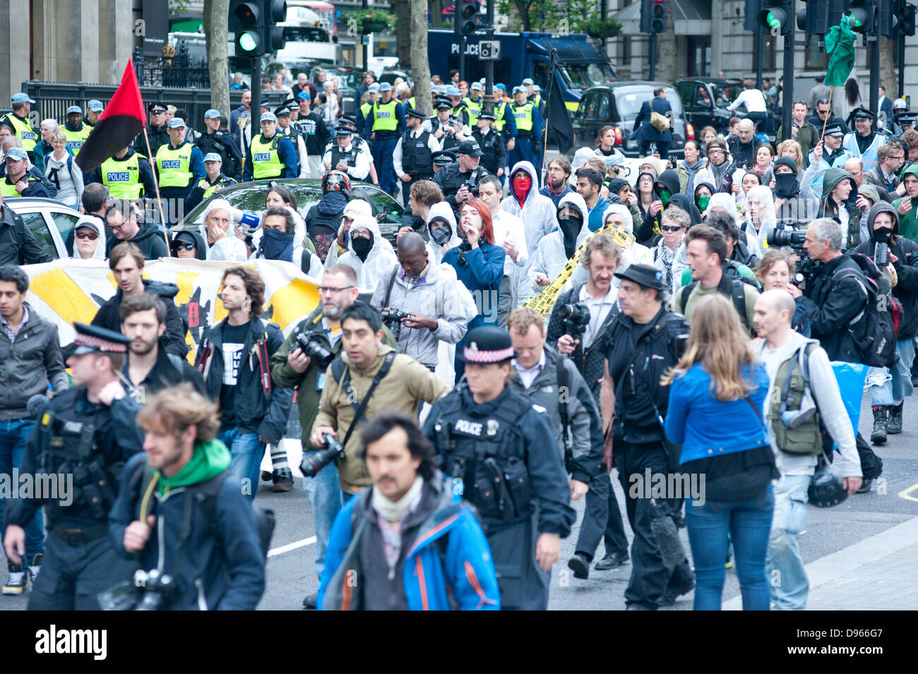 London, UK. 12. Juni 2013. Demonstranten nehmen Sie Teil an einer Demonstration gegen Militarismus und kapitalistischen Gewalt im Vorfeld des G8-Gipfels Credit: Piero Cruciatti/Alamy Live News Stockfoto