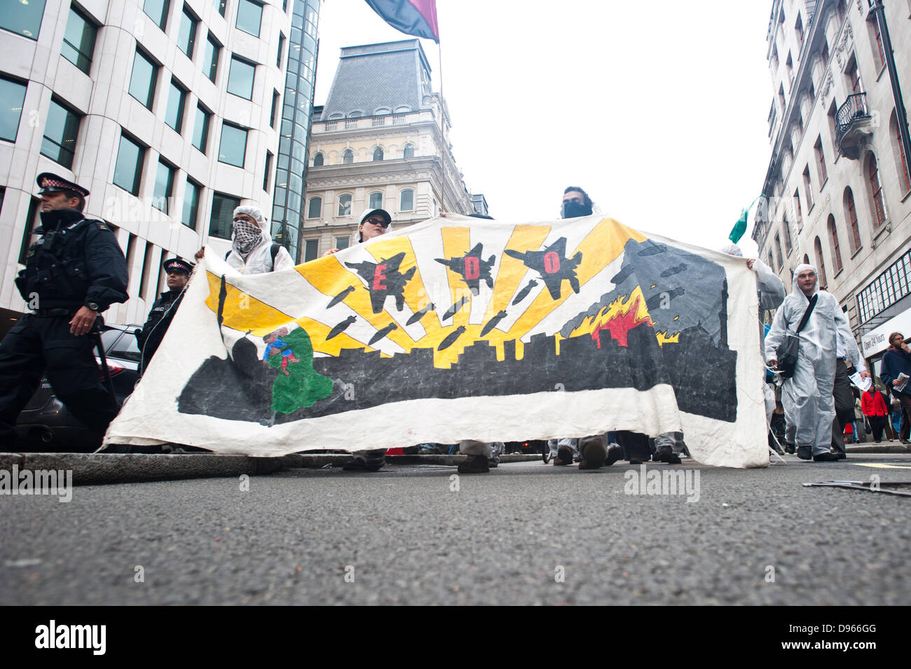 London, UK. 12. Juni 2013. Demonstranten nehmen Sie Teil an einer Demonstration gegen Militarismus und kapitalistischen Gewalt im Vorfeld des G8-Gipfels Credit: Piero Cruciatti/Alamy Live News Stockfoto