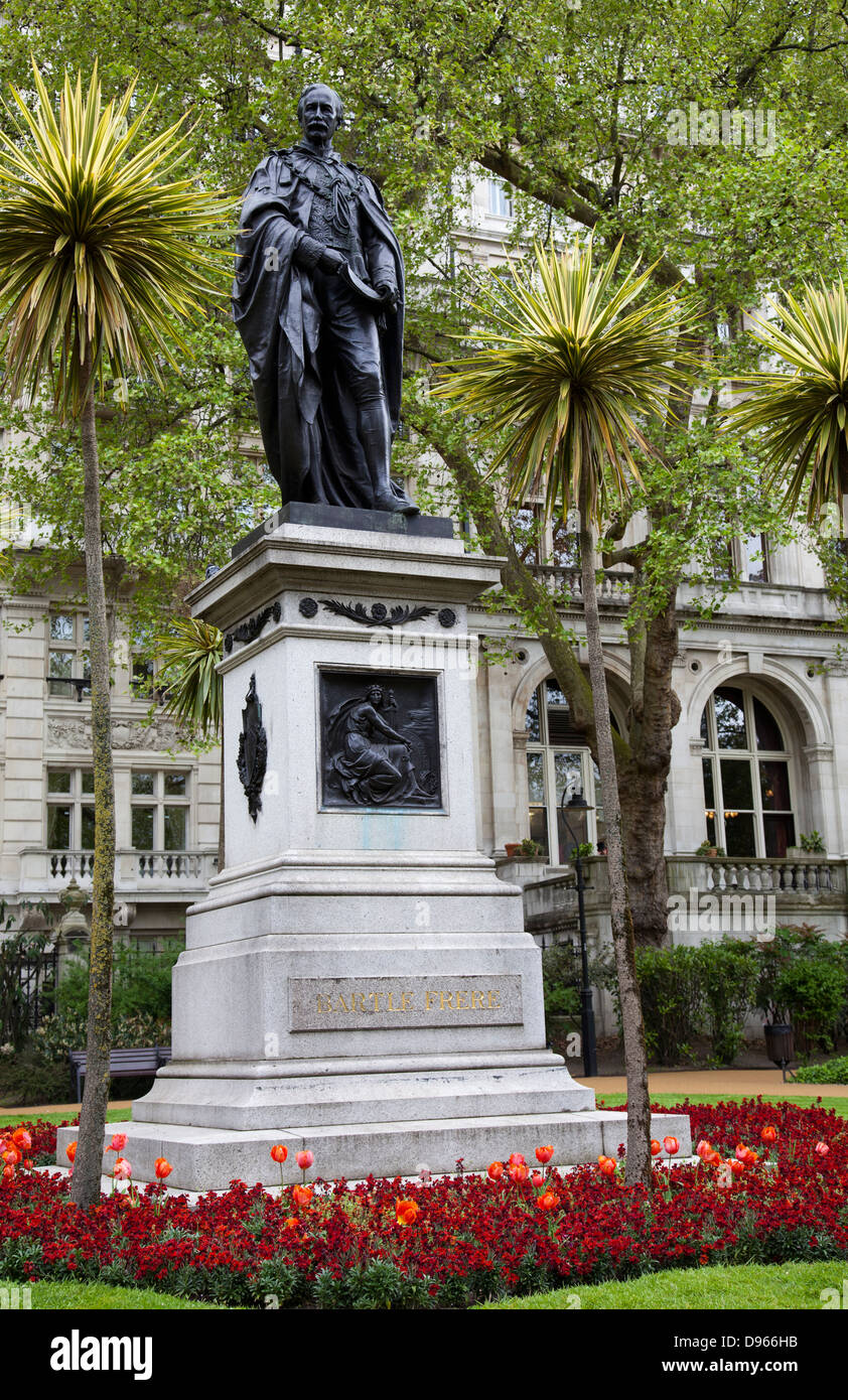 Whitehall Gardens Am Victoria Embankment Mit Bartle Frere Statue