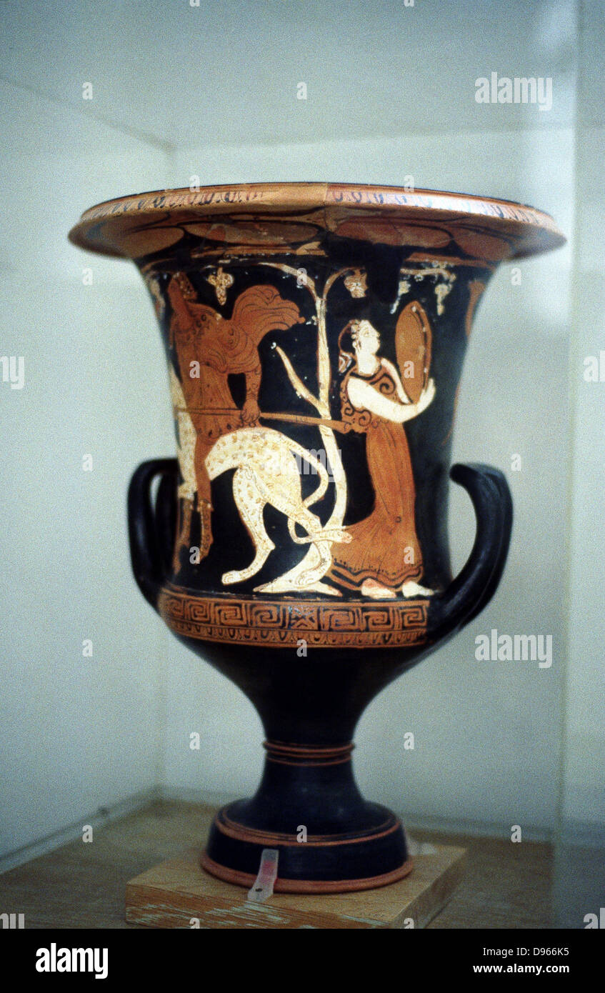 Griechische Tänzerin mit Musikinstrumenten ähnlich Tamburin. Von Rot Abbildung Dekoration auf Antiken griechischen Vase, 5. Jahrhundert v. Chr.. Stockfoto