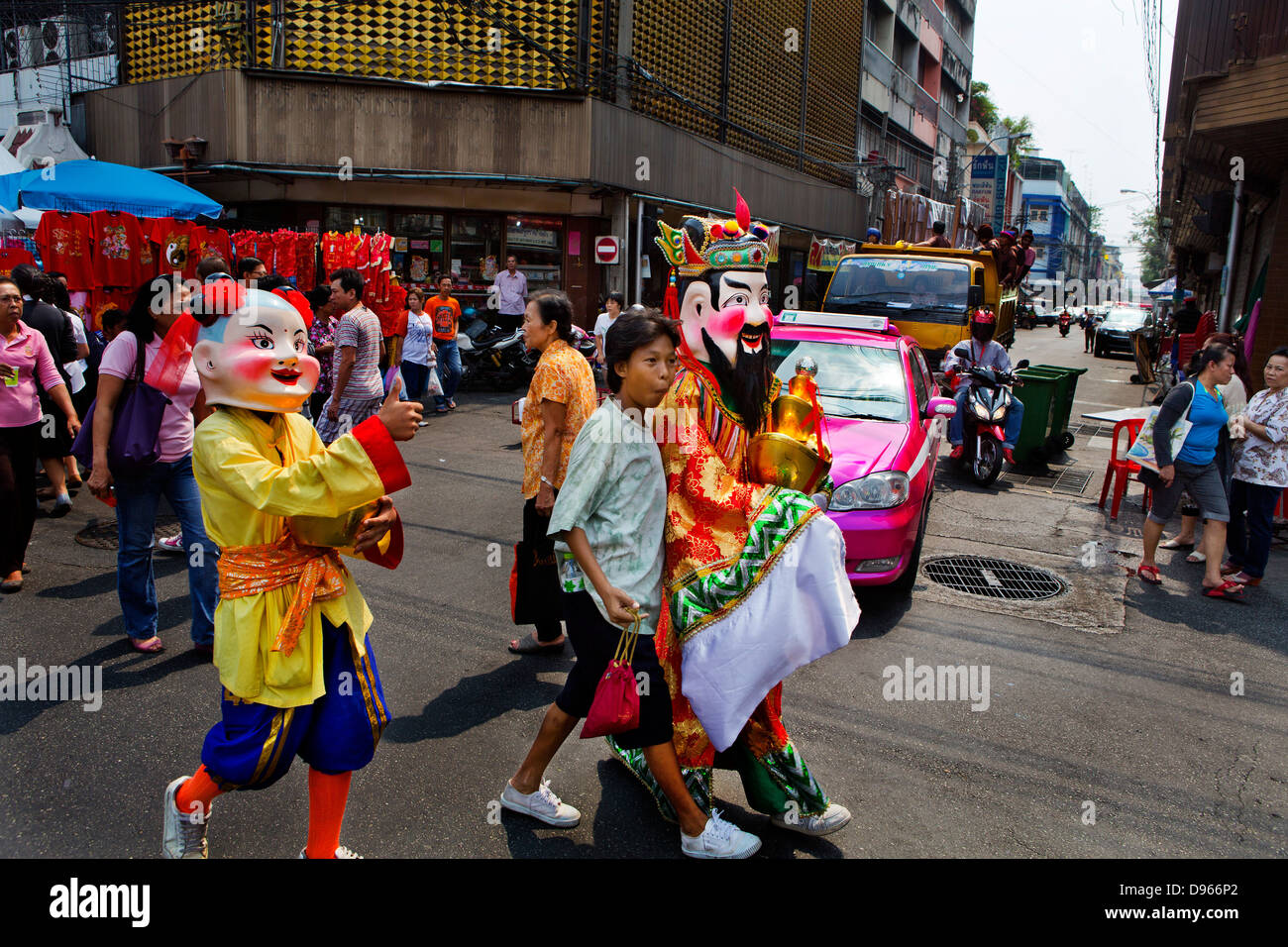 Chinesisches Neujahrsfest in Thanon Yaowarat, der Hauptverkehrsstraße, die Fäden durch Bangkoks Chinatown Stockfoto