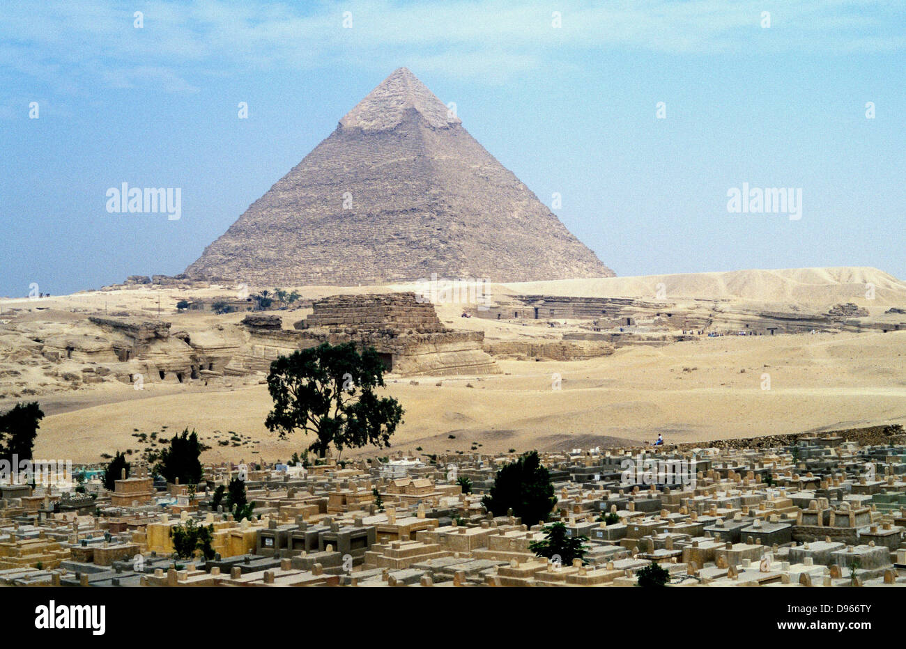 Das alte Ägypten: Der Cheops-Pyramide, Gizeh, eines der sieben Weltwunder der Antike, mit Blick auf muslimischen Friedhof. Stockfoto