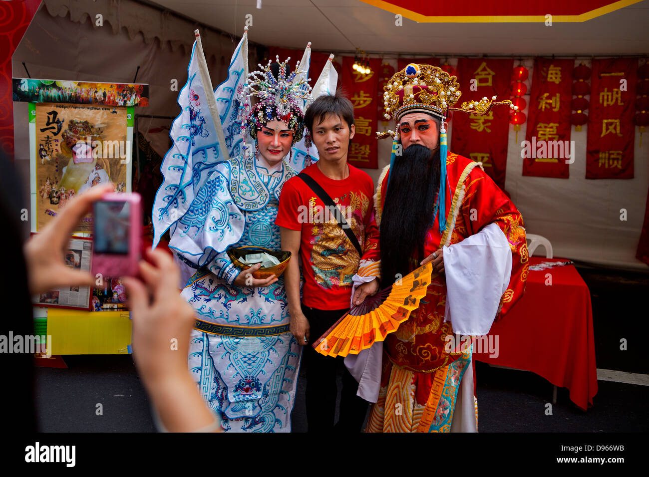 Chinesische Touristen fotografierten mit chinesischen Schriftzeichen Mythalogical während des chinesischen Neujahrsfestes in Bangkok Stockfoto