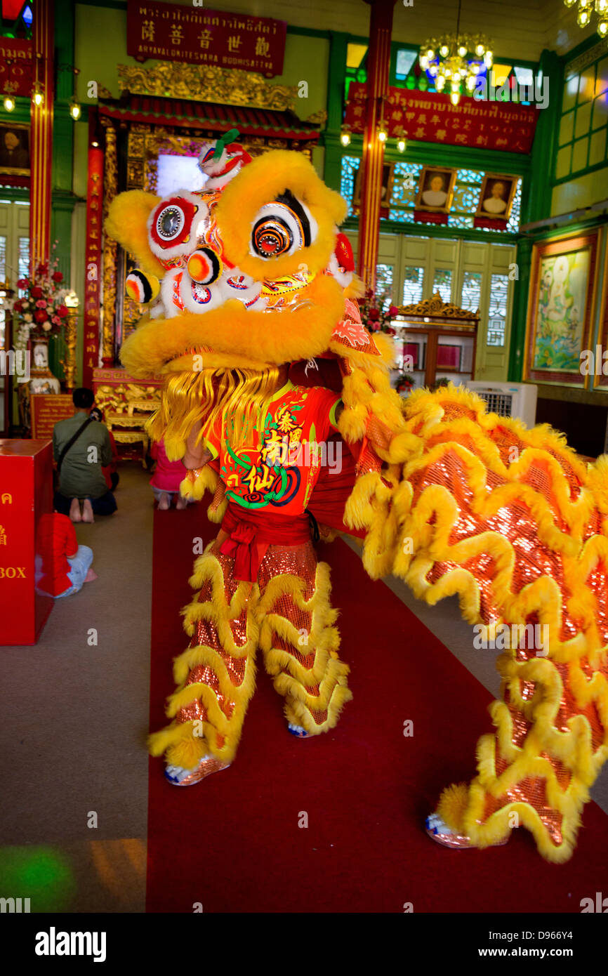Festlichkeiten außerhalb Wat Mangkon Tempel während Chinese New Year in Bangkok Stockfoto