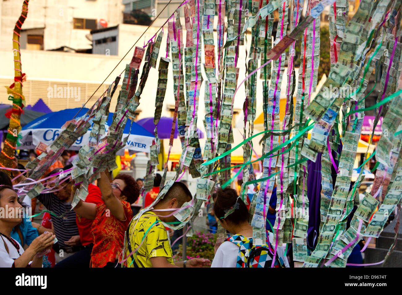 Spenden in Form von Geld, um die Tempel außerhalb Wat Traimit als Teil des chinesischen Neujahrsfest in China Town, Bangkok Stockfoto
