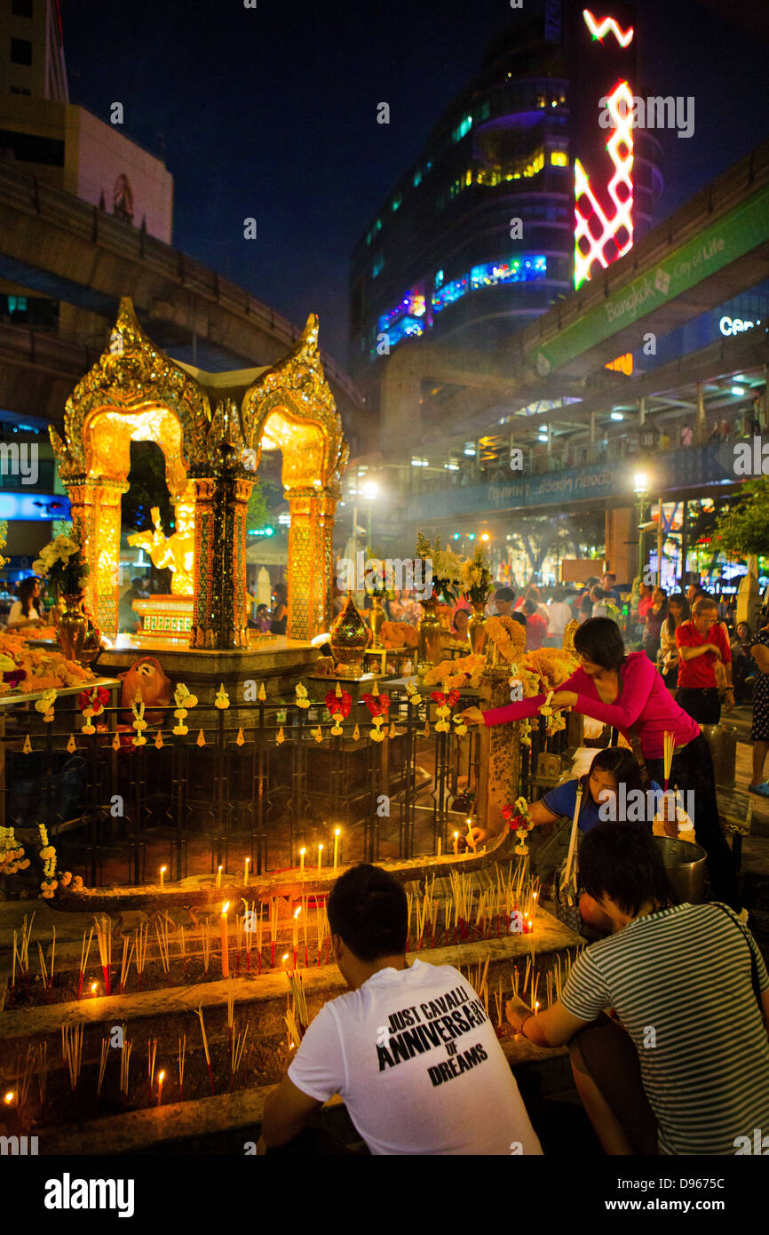Gläubigen im Erawan Schrein in Bangkok. Stockfoto