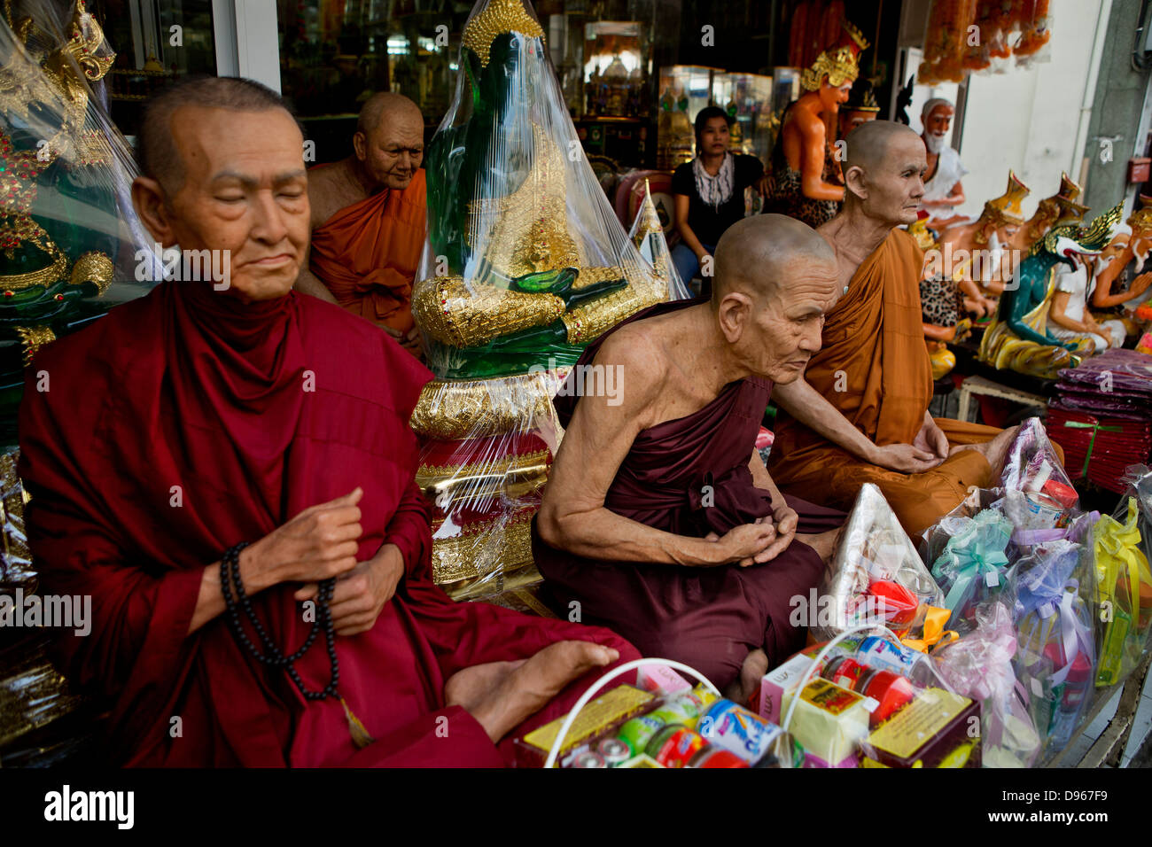 Wachsfigur Statuen von verehrten buddhistischen Persönlichkeiten zu verkaufen, Bangkok, Thailand Stockfoto