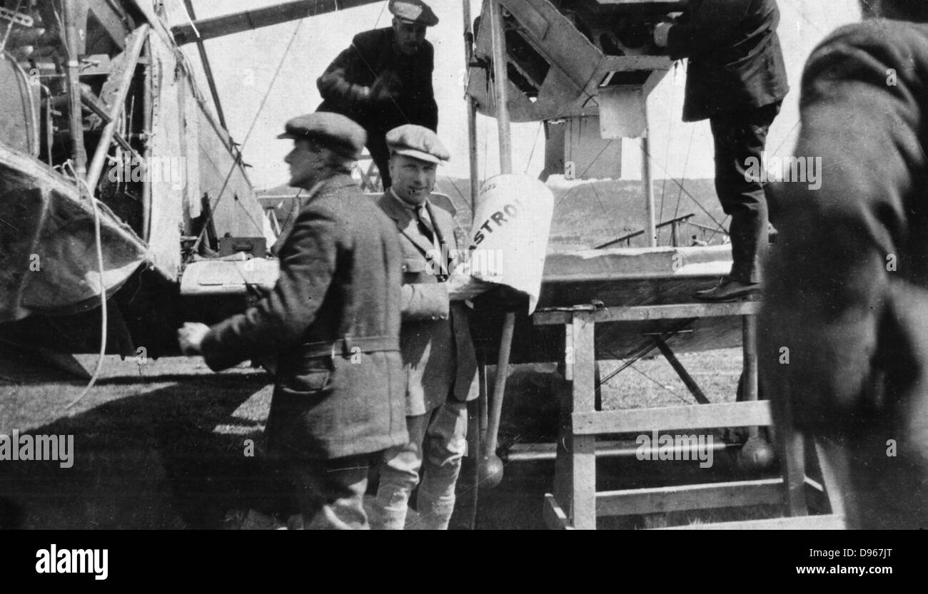 John William Alcock (1892-1919) und Arthur Whitten Brown (1886-1948) Britische Flieger. Erste Männer Atlantik nicht zu fliegen, 14. Juni 1919. Stockfoto